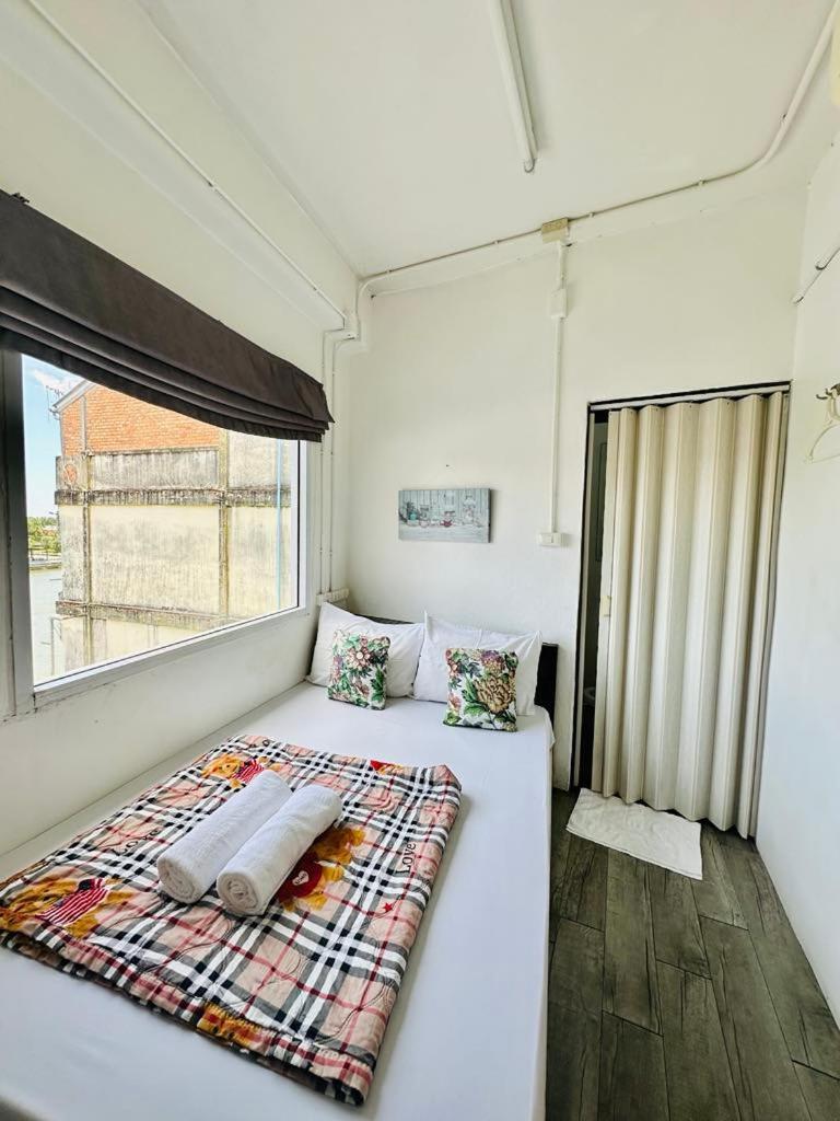The Port Hostel Surat Thani Extérieur photo