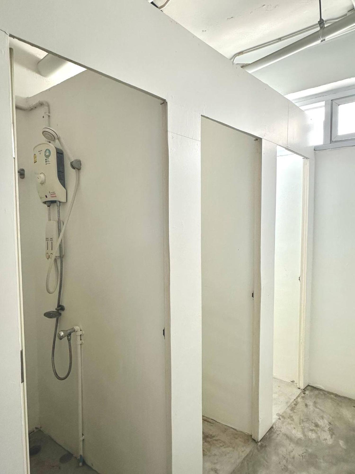 The Port Hostel Surat Thani Extérieur photo