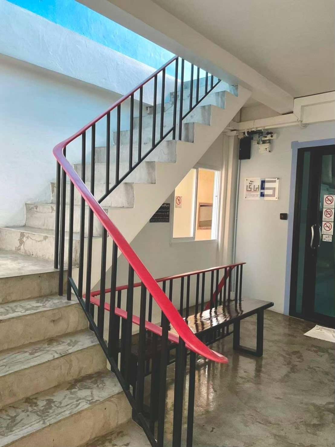 The Port Hostel Surat Thani Extérieur photo
