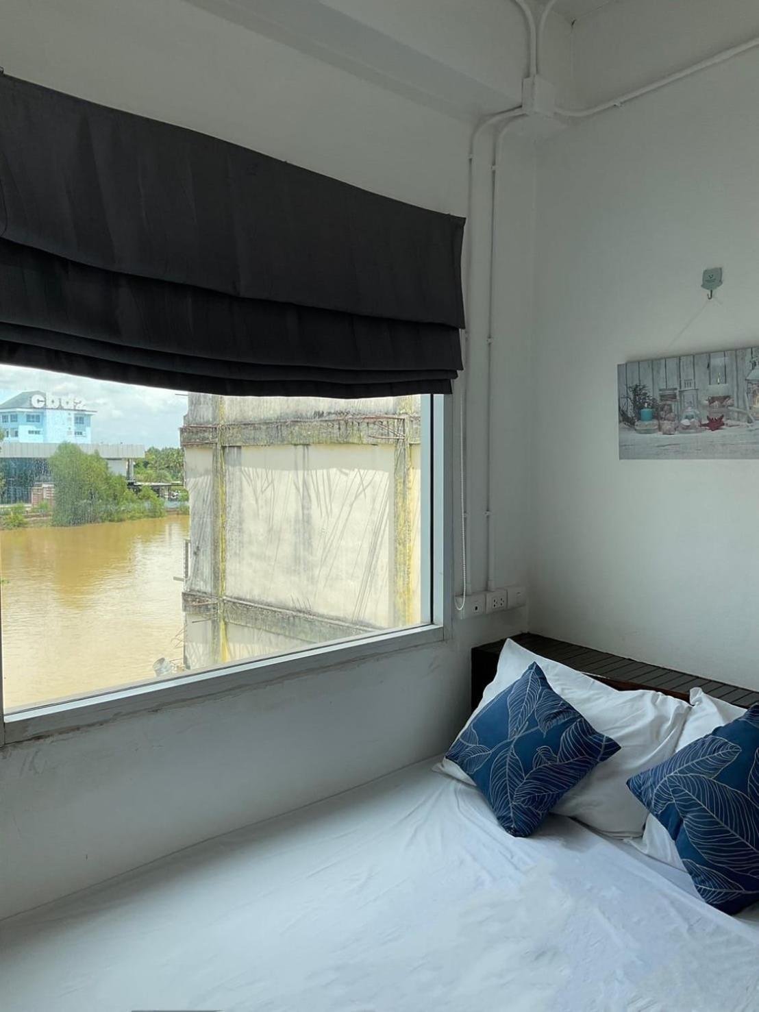 The Port Hostel Surat Thani Extérieur photo