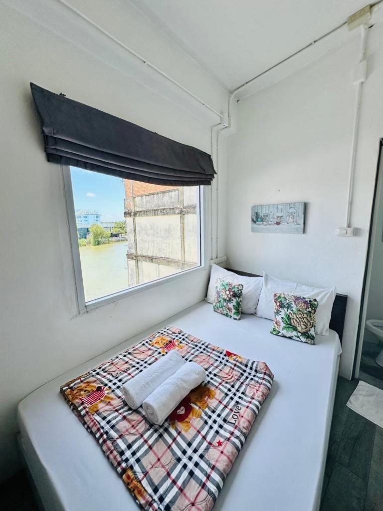 The Port Hostel Surat Thani Extérieur photo