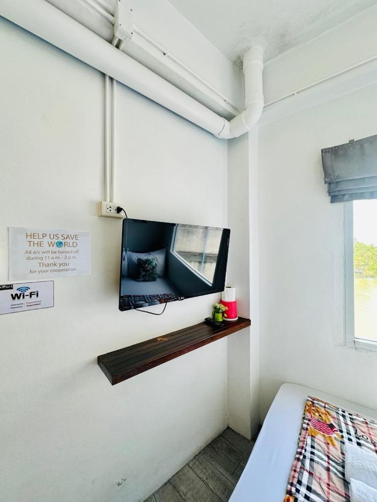 The Port Hostel Surat Thani Extérieur photo