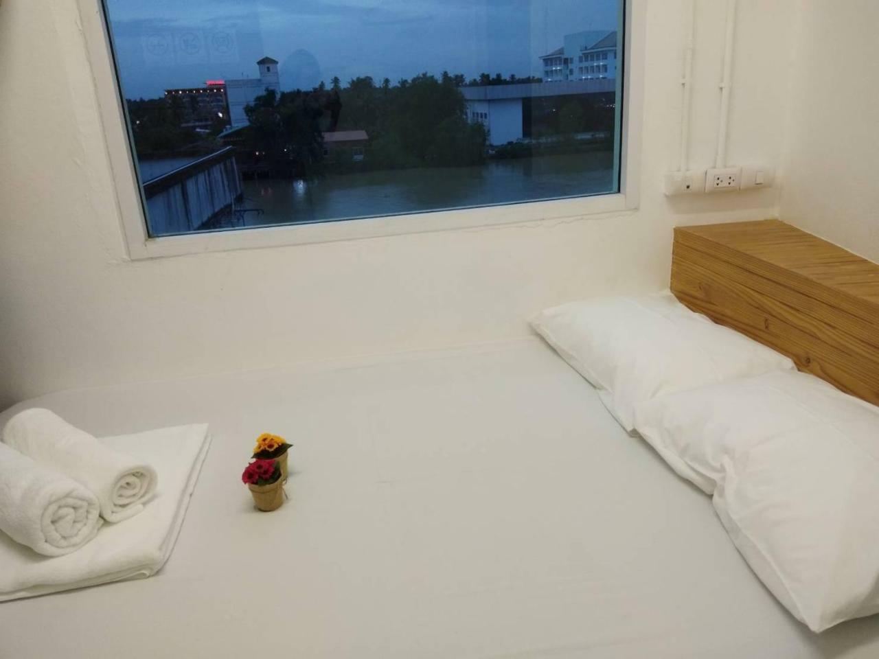 The Port Hostel Surat Thani Extérieur photo