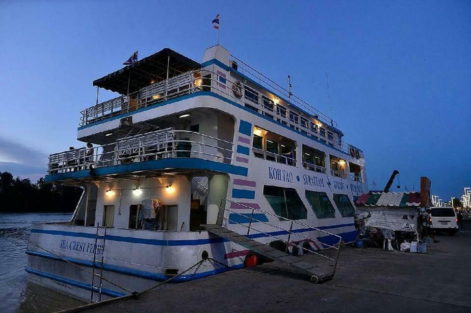 The Port Hostel Surat Thani Extérieur photo