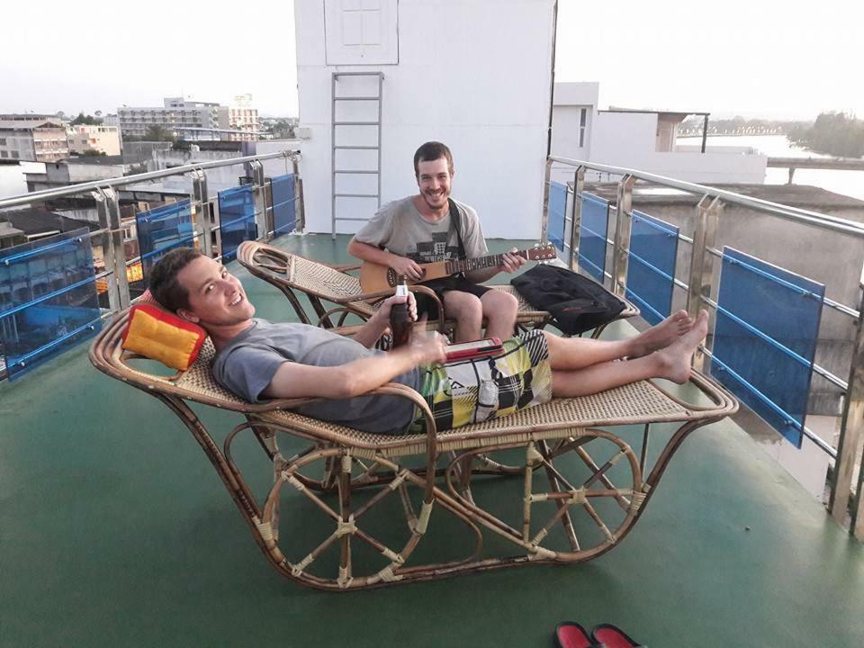 The Port Hostel Surat Thani Extérieur photo